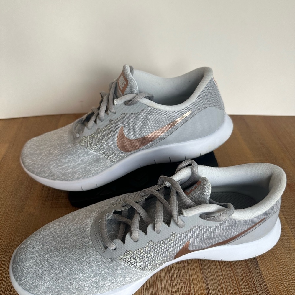 Nike Flex Running Shoes Light Gray and Gold Athletic Shoes - Picture 2 of 6